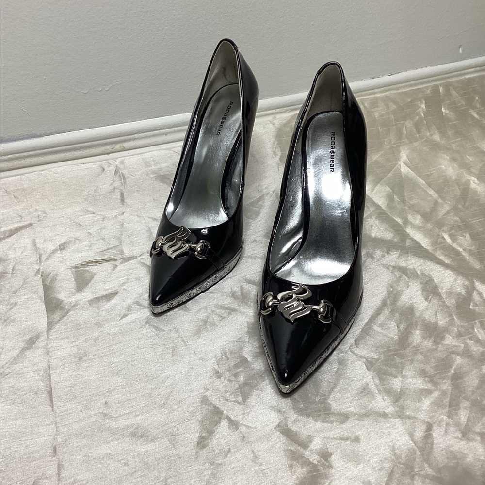 ROCA WEAR SILVER/BLACK HEELS